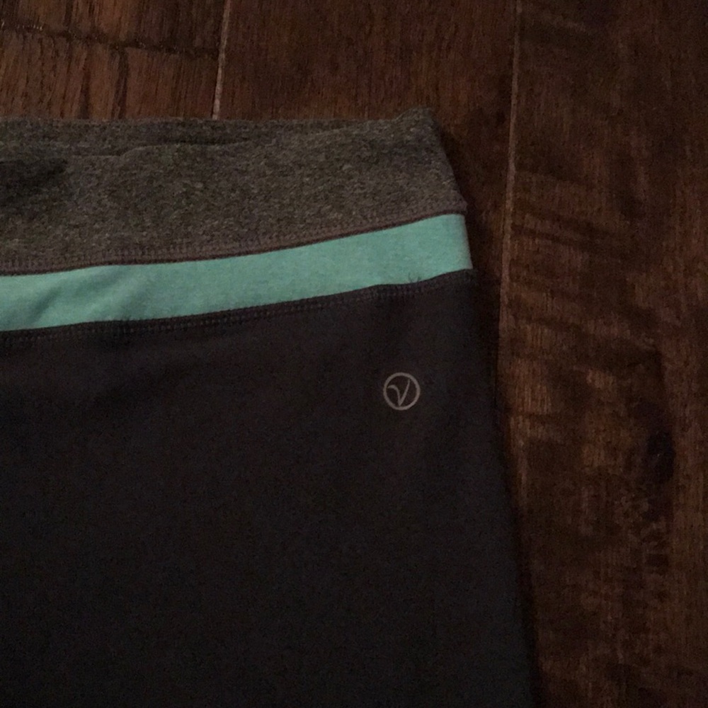 Athletica Vogo grey with teal leggings